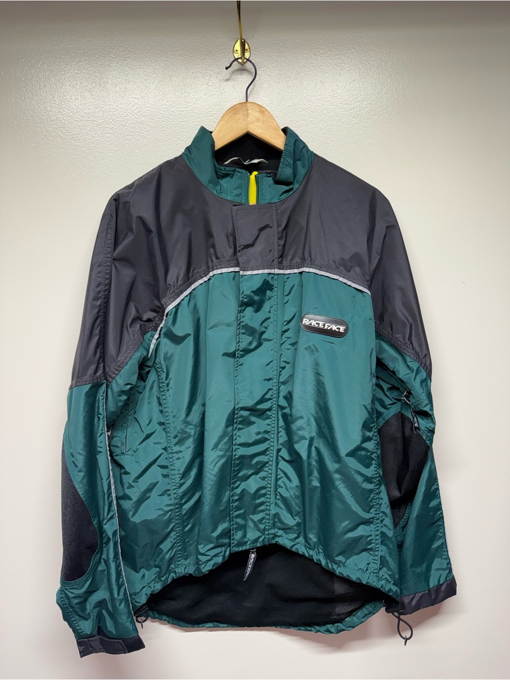 Men's Race face Performance Jacket in Teal and Black